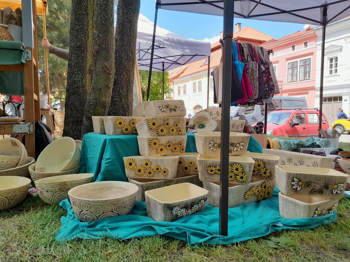 Keramické výrobky na náměstí Smiřických v Kostelci nad Černými lesy