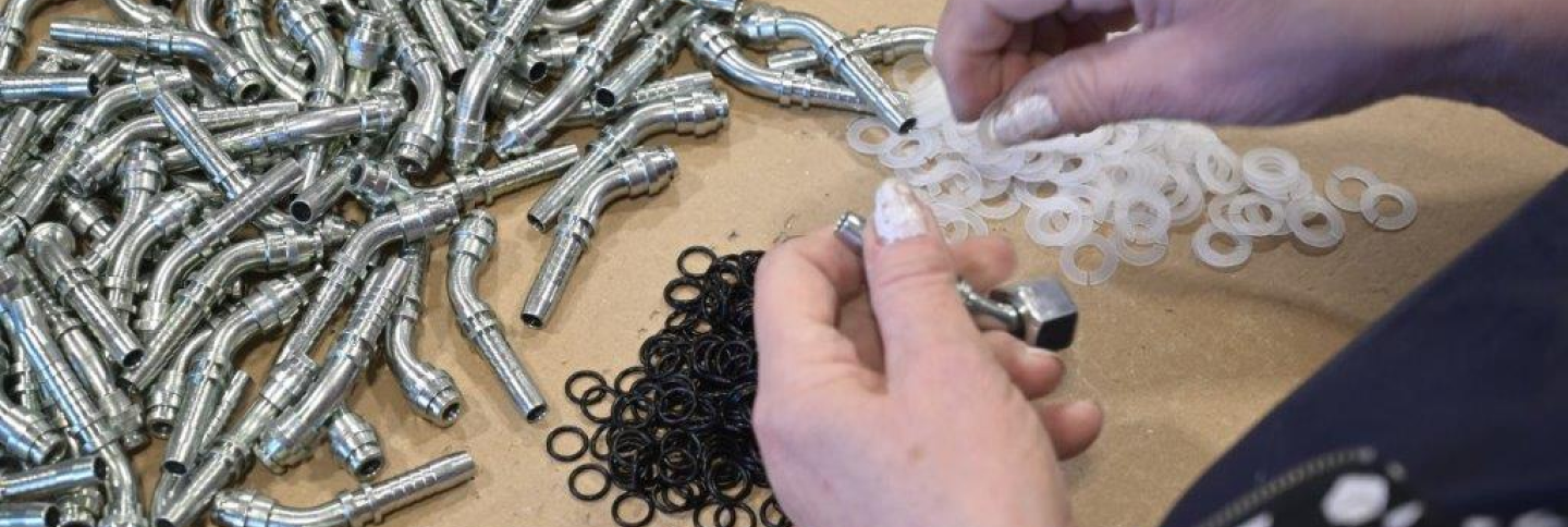 Ženské ruce skládající součástky s těsněním